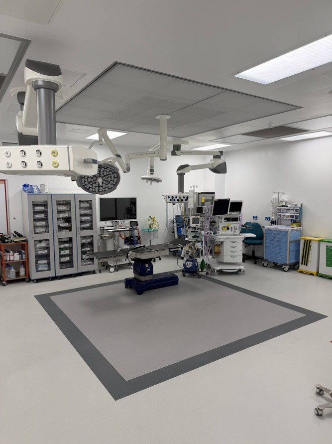 Operating theatre with coordinated ceiling-mounted equipment